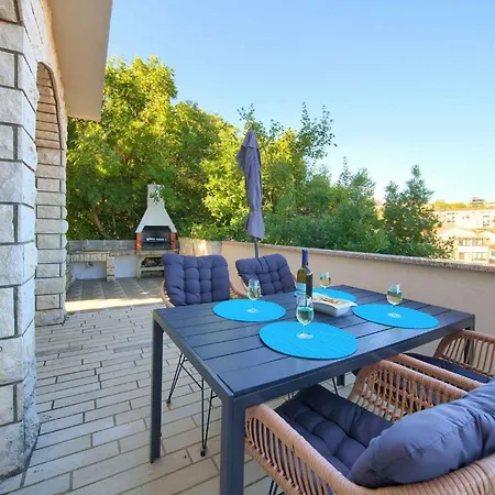 Apartament 6 *